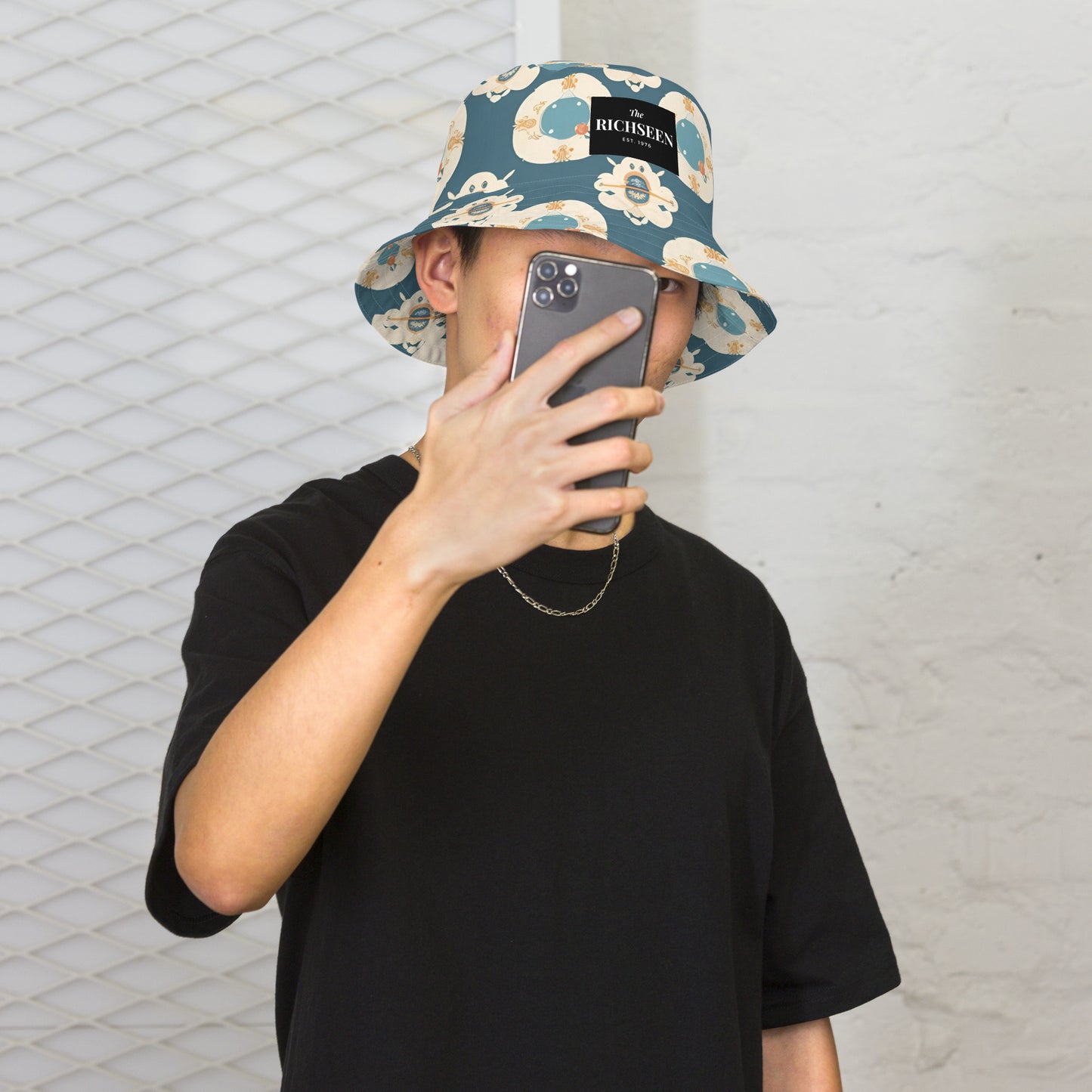 Reversible bucket hat