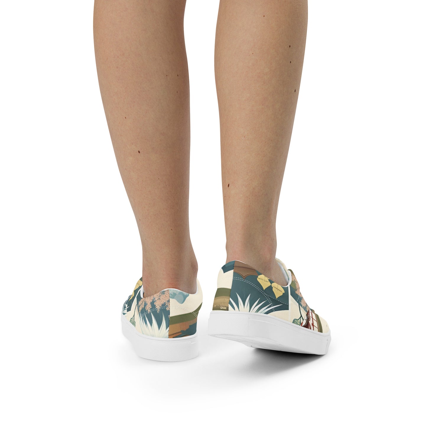 Women’s lace-up canvas shoes