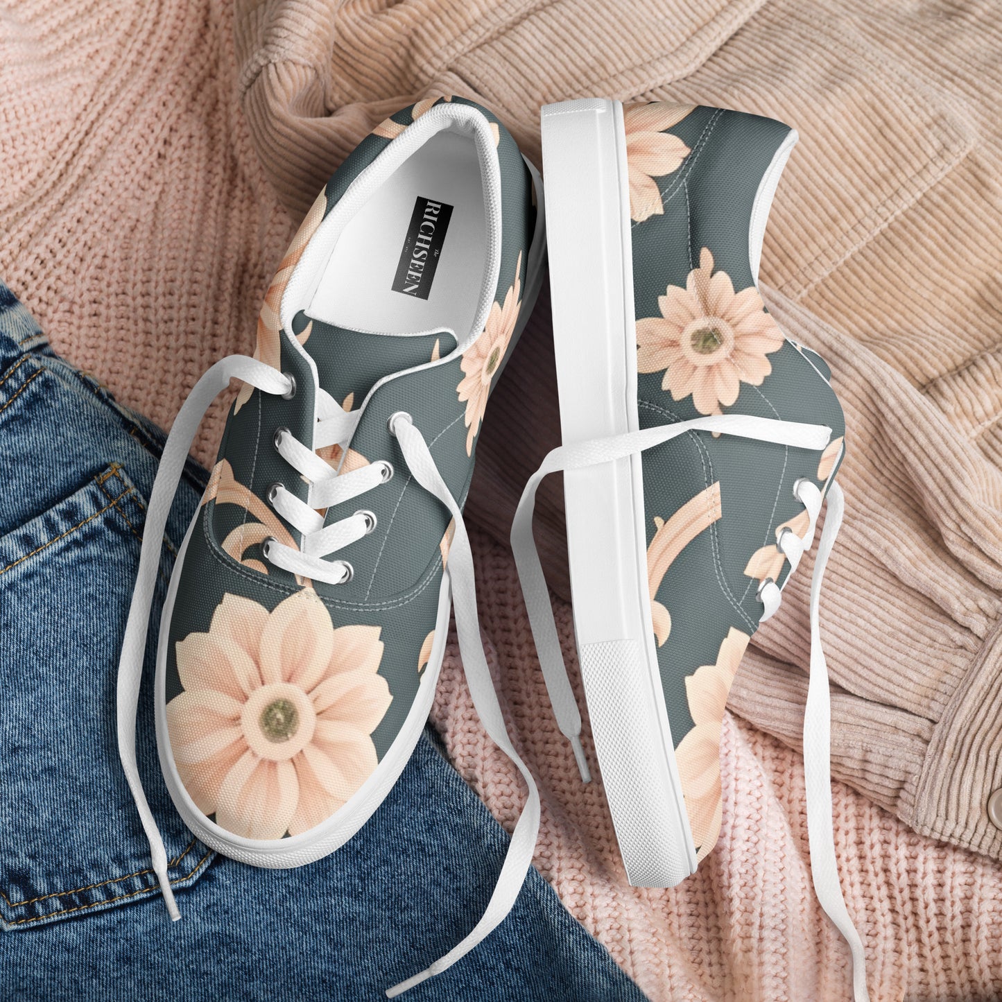 Women’s lace-up canvas shoes