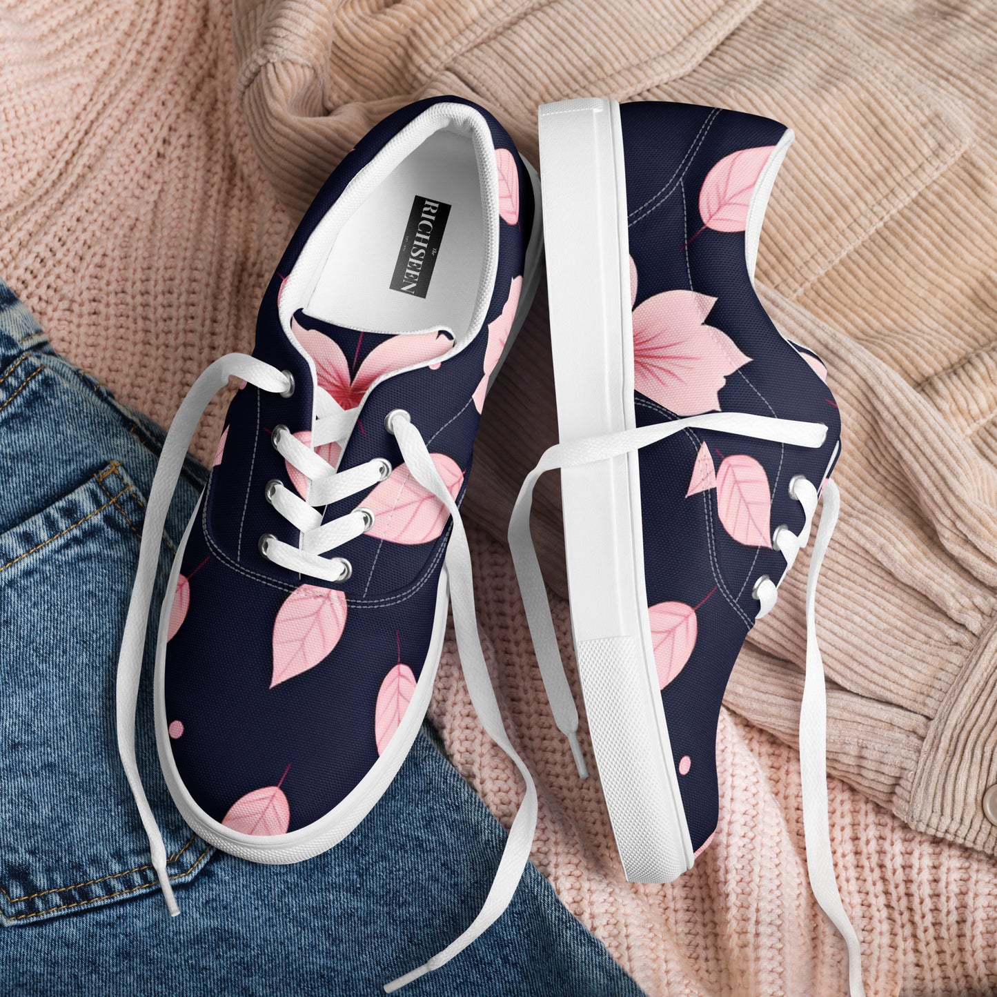 Women’s lace-up canvas shoes