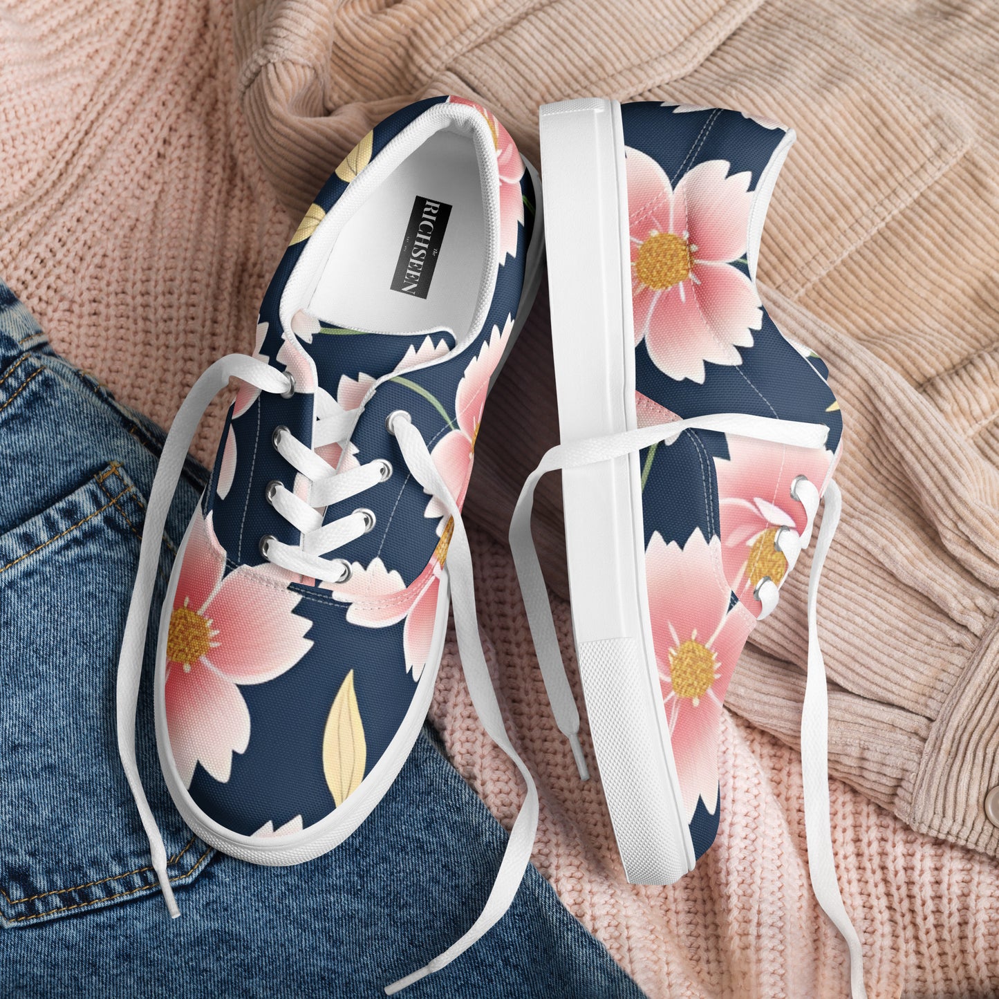 Women’s lace-up canvas shoes