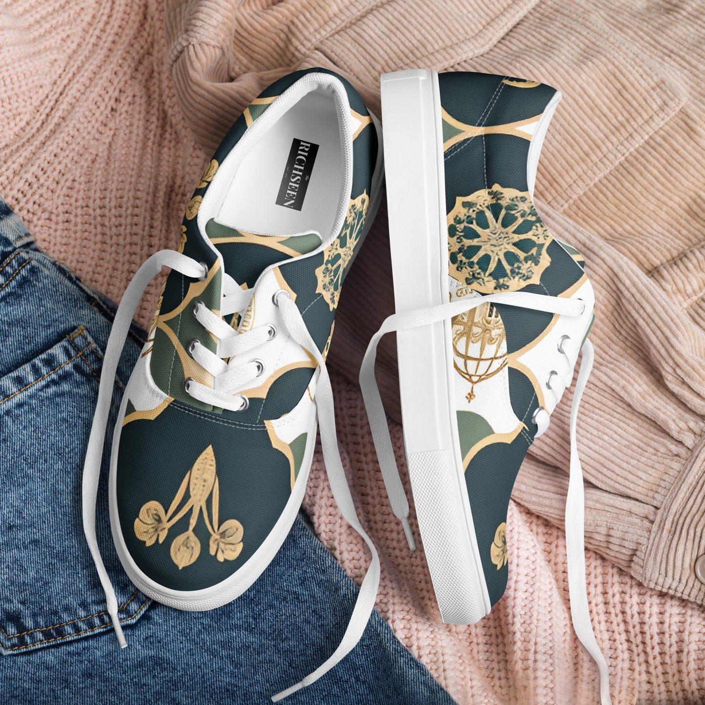 Women’s lace-up canvas shoes