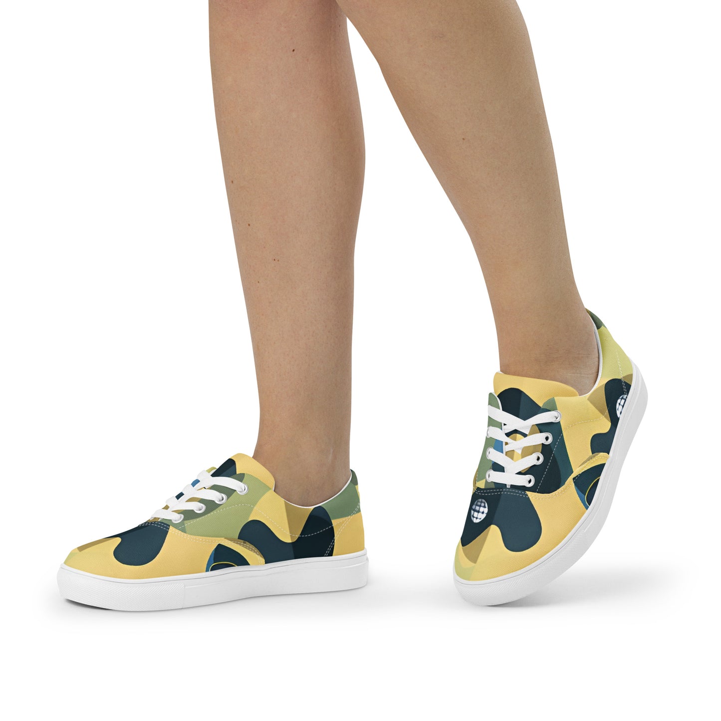 Women’s lace-up canvas shoes